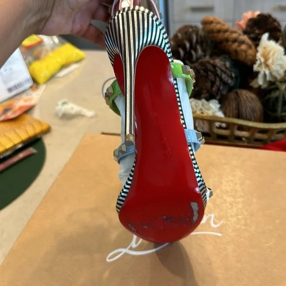 Christian Louboutin size 40 worn only twice with original box and shoe bags - Picture 4 of 10